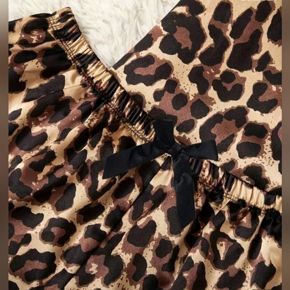 SHEIN Plus Size 2 Piece Leopard Pajamas - Picture 4 of 6